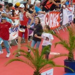 Photo de Stéphane Blondel sur le point de franchir la ligne d'arrivée de l'ironman Vichy