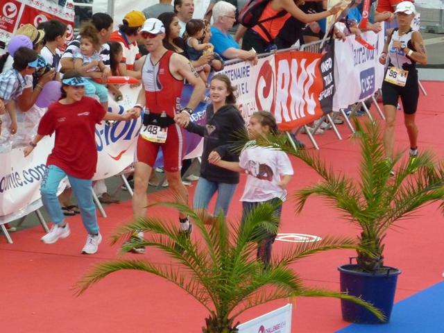 Photo de Stéphane Blondel sur le point de franchir la ligne d'arrivée de l'ironman Vichy