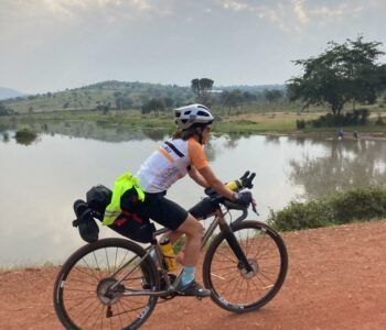 Cycliste en ultra-distance avec selle et cuissard adaptés au cyclisme longue distance