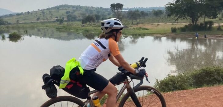 Cycliste en ultra-distance avec selle et cuissard adaptés au cyclisme longue distance