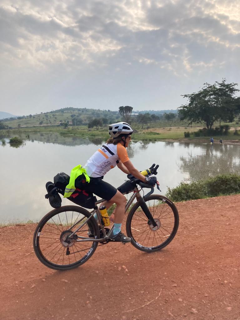 Cycliste en ultra-distance avec selle et cuissard adaptés au cyclisme longue distance