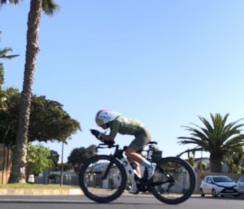 Cycliste sur son vélo avec une selle et un cuissard adaptés pour améliorer le confort
