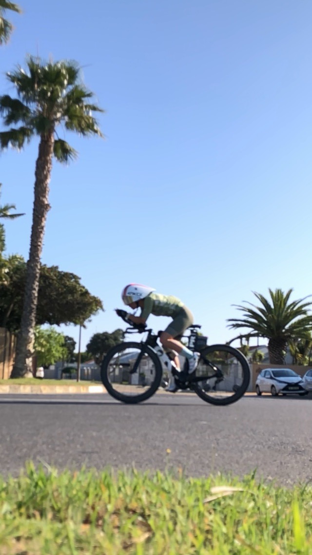 Cycliste sur son vélo avec une selle et un cuissard adaptés pour améliorer le confort