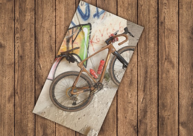 Velo en bois qui va etre utilisé lors du mondial gravel UCI