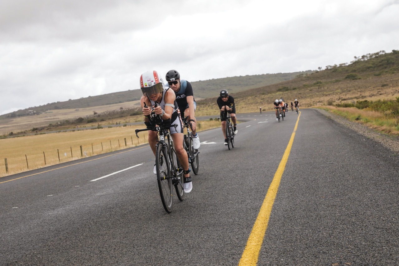 • Utilisation d’un vélo de triathlon Quintana Roo • Position aéro optimisée • Gestion parfaite de l’effort pour préserver l’énergie pour la course à pied Cette approche a réellement changé sa course.