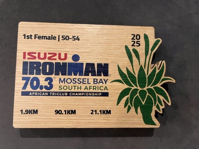 Trophée remporté par Emmanuelle sur le podium du Half Ironman 70.3 grâce à son coaching triathlon WTS