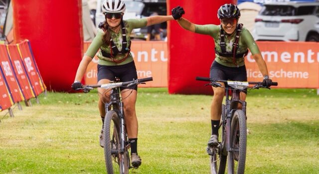 Arrivée d’étape 4 de la Tankwa Trek avec sa partenaire Julia tout sourire.