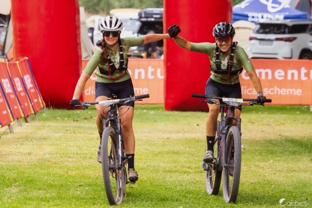 Arrivée d’étape 4 de la Tankwa Trek avec sa partenaire Julia tout sourire.