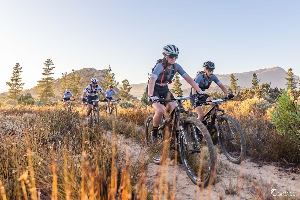 Départ d’une étape de la Tankwa Trek avec les coureurs élites