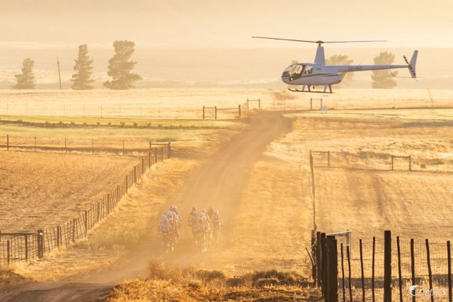 Hélicoptère filmant les participantes pendant la course VTT Tankwa Trek en Afrique du Sud