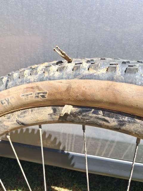 Réparation de crevaison pendant une course VTT par étapes