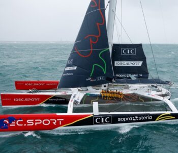 Équipage féminin The Famous Project sur le trimaran Idec Sport avant l’arrivée à Brest