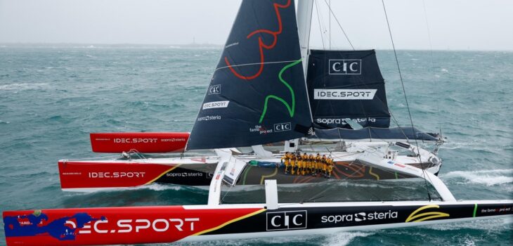 Équipage féminin The Famous Project sur le trimaran Idec Sport avant l’arrivée à Brest