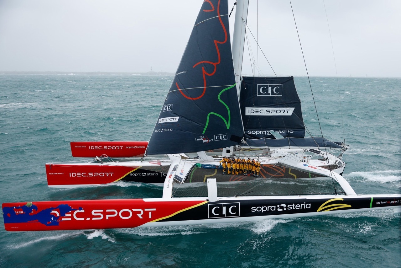 Équipage féminin The Famous Project sur le trimaran Idec Sport avant l’arrivée à Brest