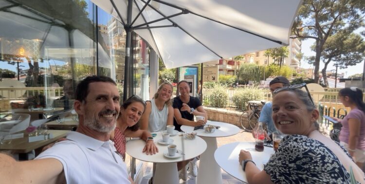 Moment de détente de l’équipe Famous Project après les tests physiques à Monaco