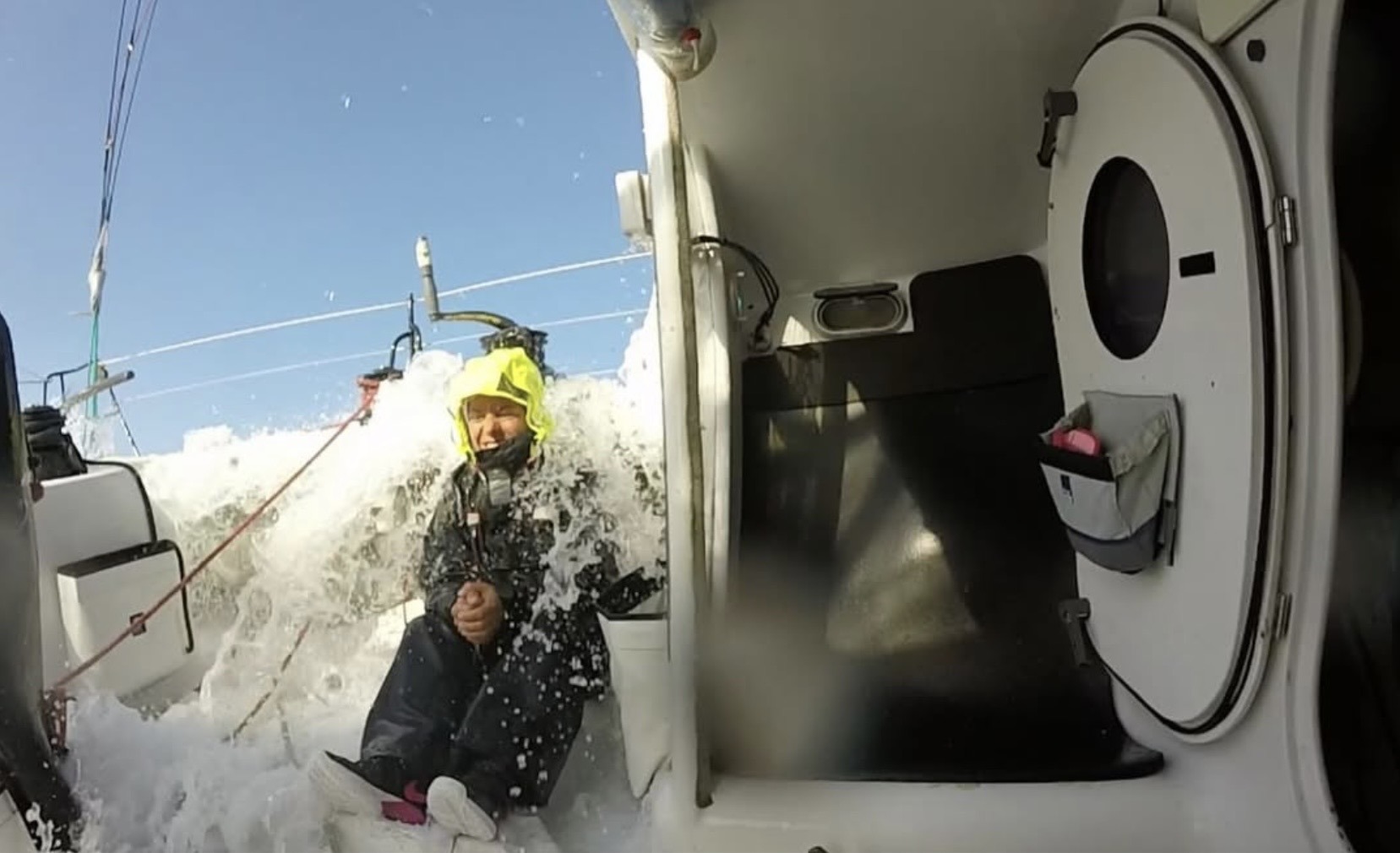 Équipière du Famous Project affrontant une vague dans l’océan pendant le Trophée Jules Verne