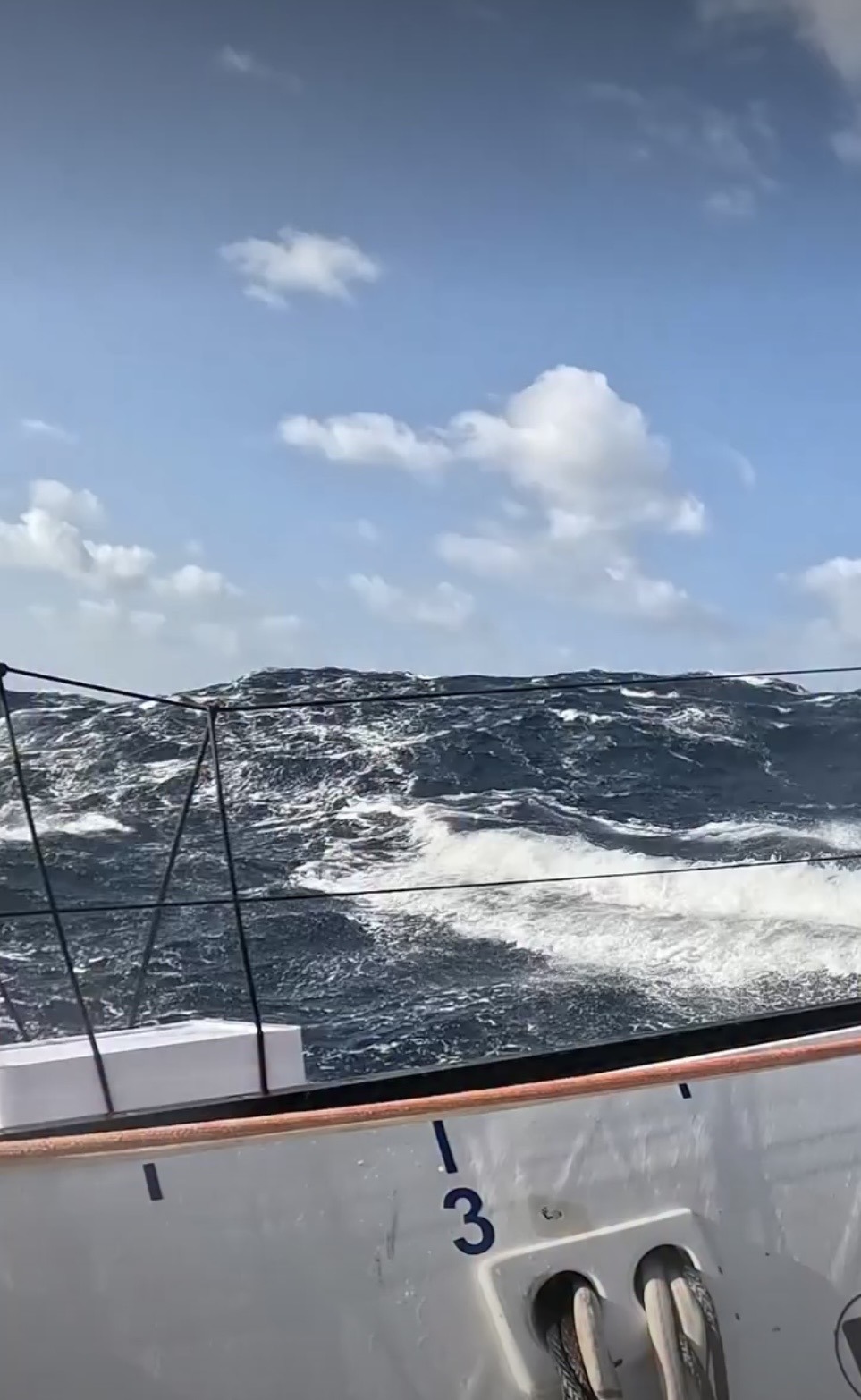 Grosse vague dans l’océan austral derrière le trimaran Idec Sport pendant le Trophée Jules Verne