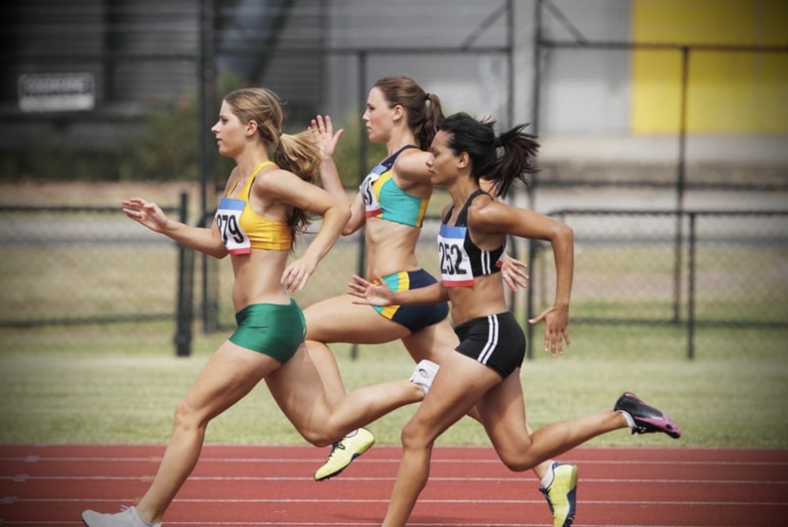 Athlètes réalisant un entraînement intensif de course à pied sur piste