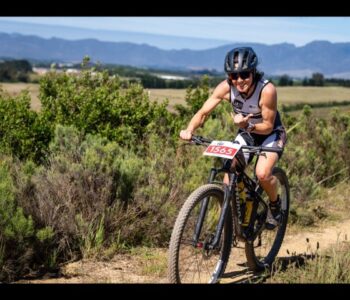 Cycliste VTT en excellente condition physique pendant une course Cross-Triathlon