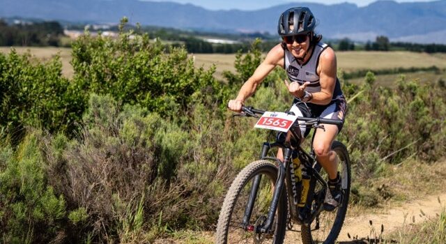 Cycliste VTT en excellente condition physique pendant une course Cross-Triathlon