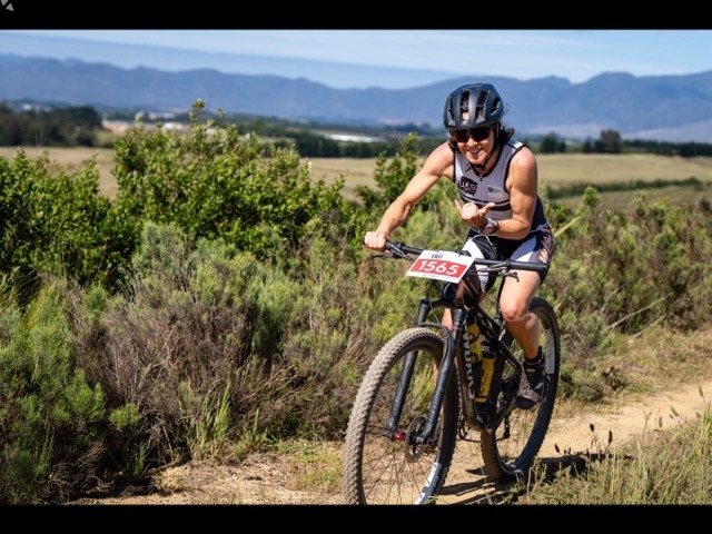 Cycliste VTT en excellente condition physique pendant une course Cross-Triathlon