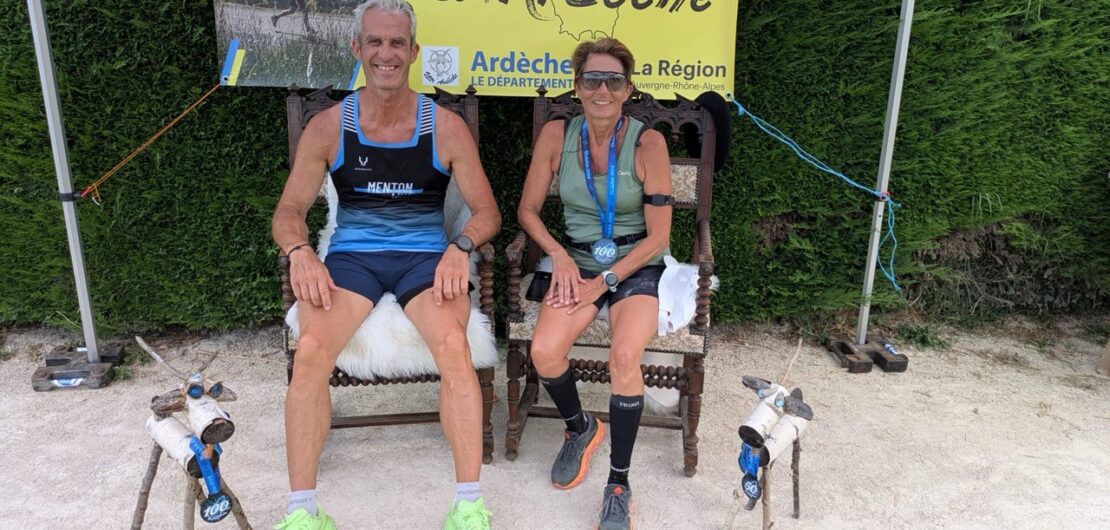 Maryline et Jean-Michel assis sous le panneau Ardèche après leur 100 km