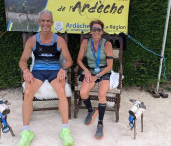 Maryline et Jean-Michel assis sous le panneau Ardèche après leur 100 km