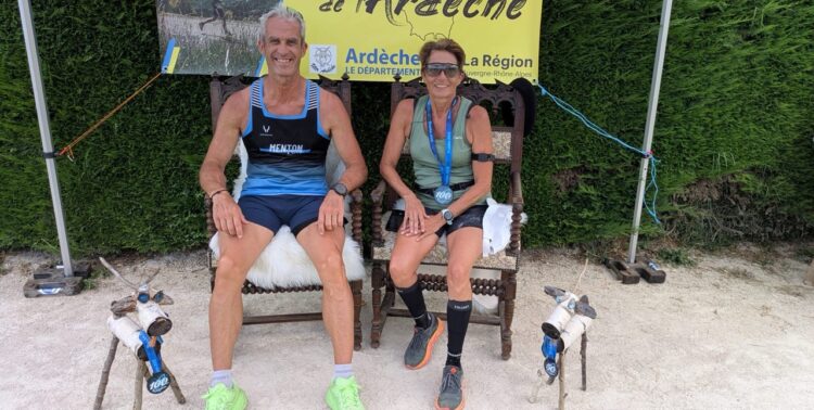 Maryline et Jean-Michel assis sous le panneau Ardèche après leur 100 km