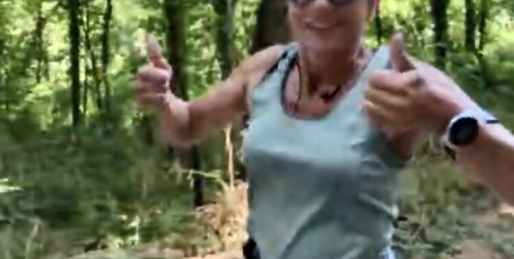 Maryline souriante en course lors du 100 km d’Ardèche malgré la difficulté de l’épreuve