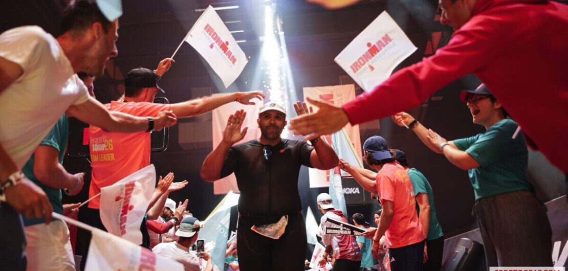 Adyl Melhoui franchit la ligne d’arrivée de son premier Ironman à Tours après 16h15 d’effort.