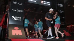 Adyl Melhoui franchit la ligne d’arrivée de son premier FULL Ironman à d’effort.