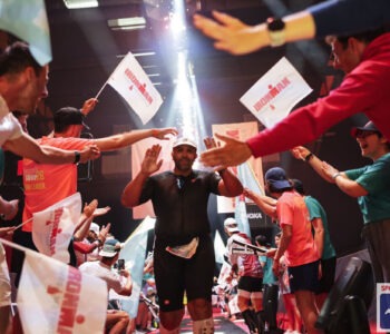 Adyl Melhoui franchit la ligne d’arrivée de son premier Ironman à Tours après 16h15 d’effort.