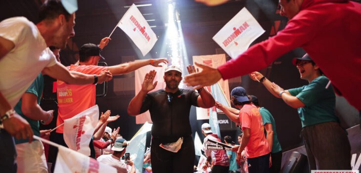 Adyl Melhoui franchit la ligne d’arrivée de son premier Ironman à Tours après 16h15 d’effort.