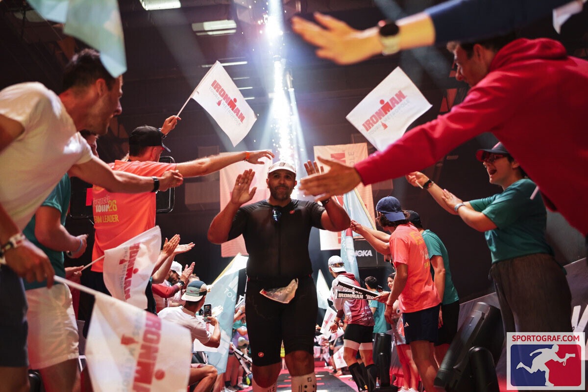 Adyl Melhoui franchit la ligne d’arrivée de son premier Ironman à Tours après 16h15 d’effort.