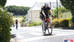 Adyl Melhoui en pleine étape de cyclisme lors de son premier Ironman distance complète.