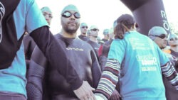 Adyl Melhoui s’élance sur la partie natation de son premier Ironman à Tours.
