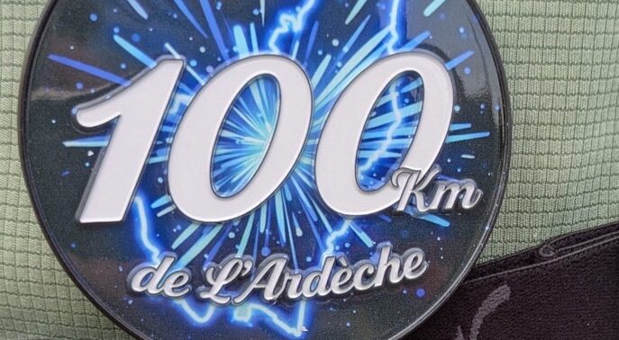 Médaille de finisher du 100 km d’Ardèche avec inscription 100 km
