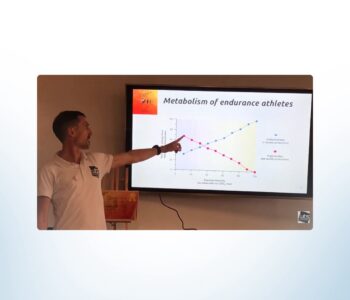 Jean-Baptiste Wiroth presenting the fundamentals of sports nutrition during the Sports Nutrition Basics course.