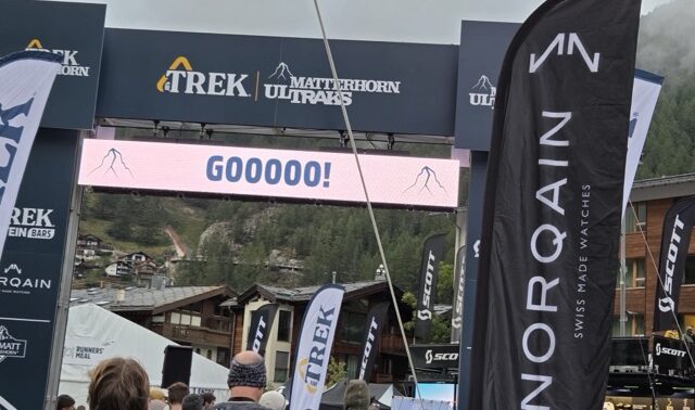 Départ du trail sous l’arche de course dans les Alpes suisses