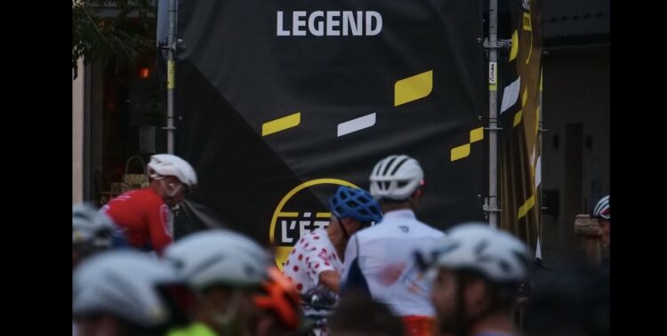 Cyclistes dans les sas de départ de l’Étape du Tour 2026 devant le panneau officiel