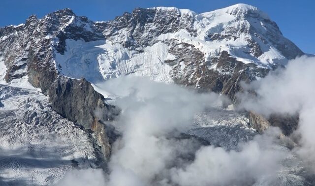 Montagnes enneigées autour de Zermatt pendant le Matterhorn Ultraks