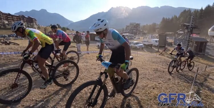 Francis Dujardin pédale en danseuse au départ du championnat de France de VTT cross-country.