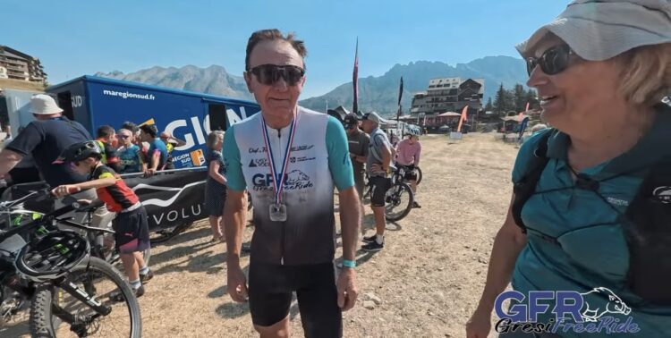 Francis Dujardin, satisfait, avec sa médaille de vice-champion de France de VTT autour du cou.