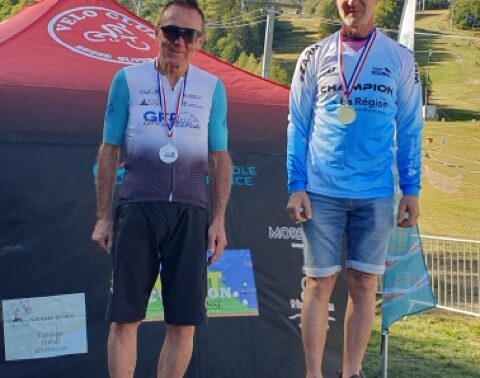 Francis Dujardin sur le podium du championnat d'enduro Auvergne-Rhône-Alpes.