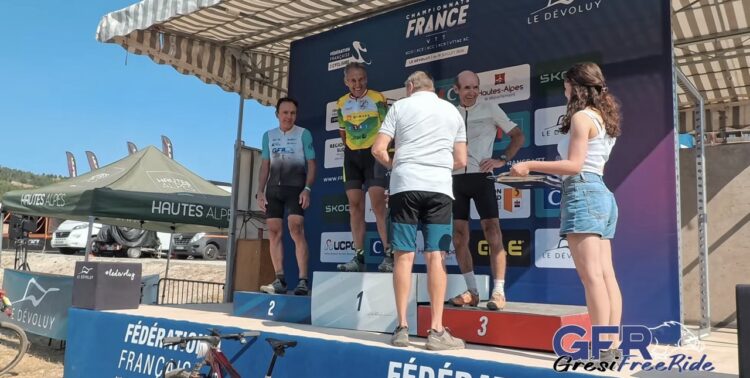 Francis Dujardin sur le podium du championnat de France de VTT, à la deuxième place.