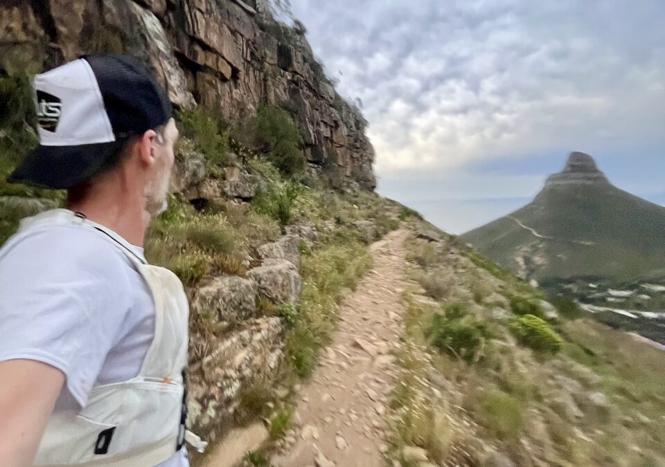 Jean-Baptiste Wiroth sur le parcours trail de la Gun Run à Cape Town avec Lion’s Head en arrière-plan